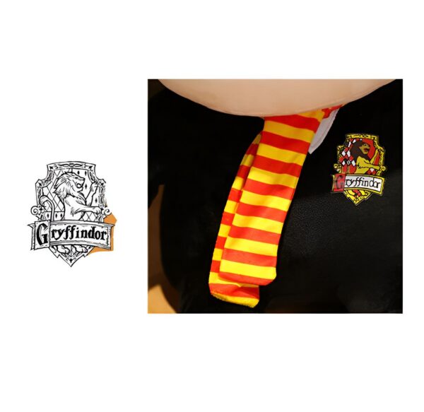 Une peluche noire portant l'écharpe et le blason de Gryffondor, l'une des quatre maisons de Poudlard dans la saga Harry Potter.