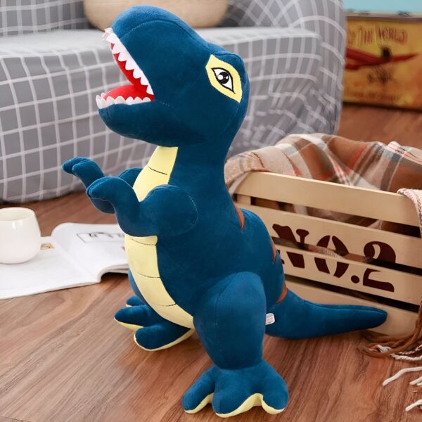 Une peluche de dinosaure bleu avec des détails jaunes et des dents rouges, debout sur un sol en bois.