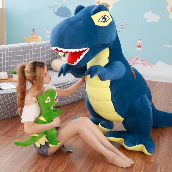 Une jeune femme assise sur un plancher en bois, tenant un dinosaure en peluche vert. Un grand dinosaure bleu en peluche se trouve à côté d'elle.