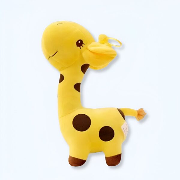 Une peluche de girafe jaune avec des points noirs. Elle a de grands yeux noirs et un sourire amical.