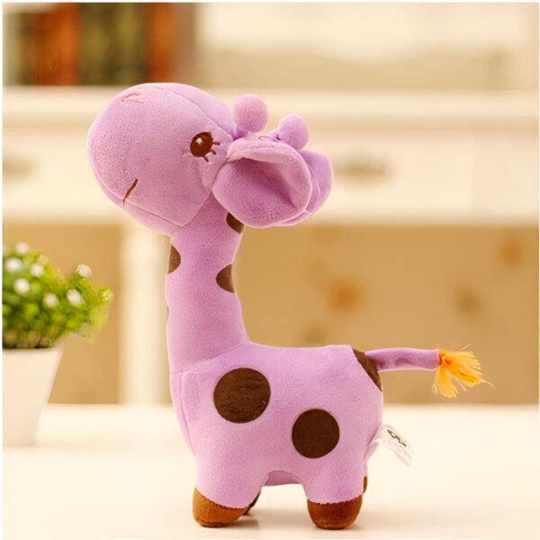 Une girafe en peluche violette à pois marrons avec des yeux noirs et une queue orange.
