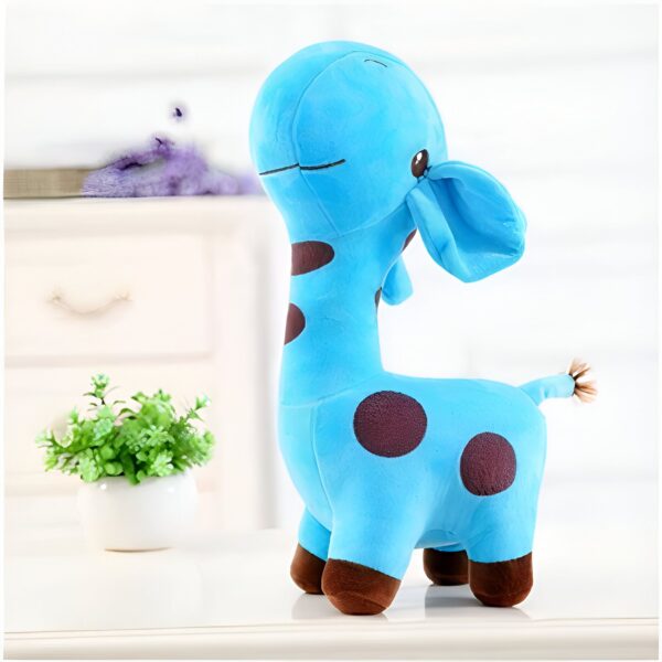 Une girafe en peluche bleue avec des taches brunes. La girafe est debout sur une table blanche.