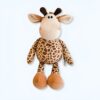Une peluche en forme de girafe avec un corps tacheté de brun et blanc, des yeux noirs et un grand sourire.