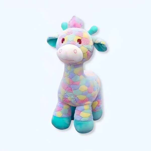 Peluche girafe de couleur pastel avec des motifs géométriques. La girafe a de grands yeux rouges et des pieds bleus.