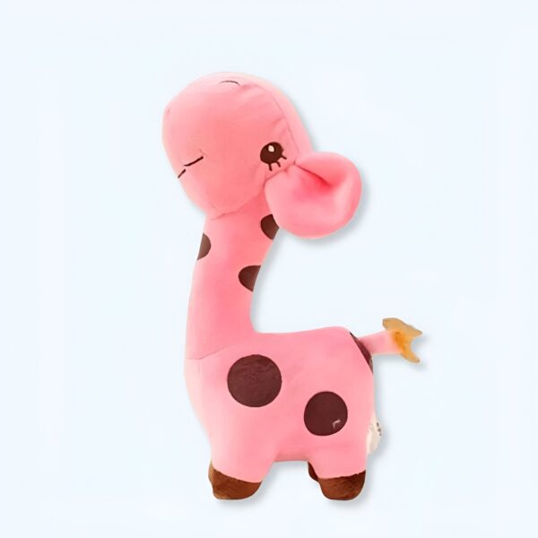 Peluche rose en forme de girafe avec des taches brunes.