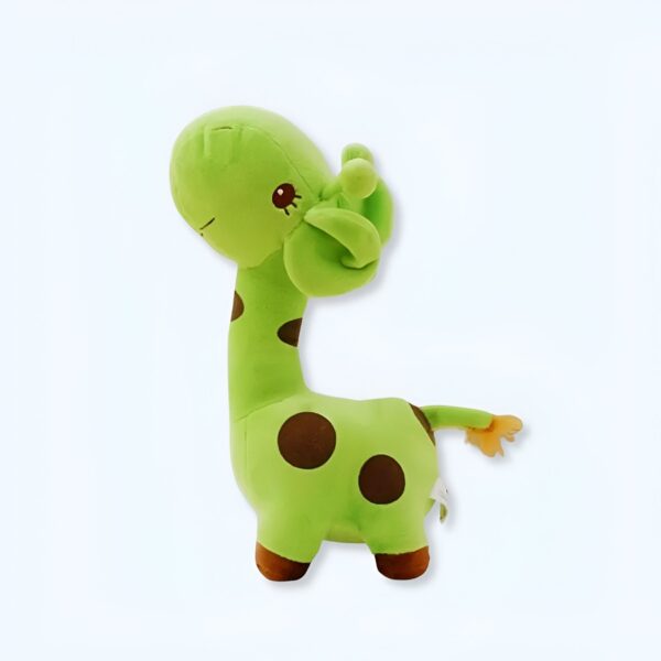 Une peluche de girafe verte avec des taches brunes, debout sur un fond blanc.