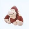 peluche-gorille-marron-jouet-doux-et-amusant-cadeau-enfant-1a Une peluche de gorille souriant avec des yeux noirs et une fourrure brune et beige.