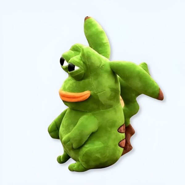 Peluche verte représentant un personnage de dessin animé avec des yeux tristes et une bouche orange.