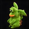 Une peluche verte en forme de grenouille avec une bouche orange et une expression triste.