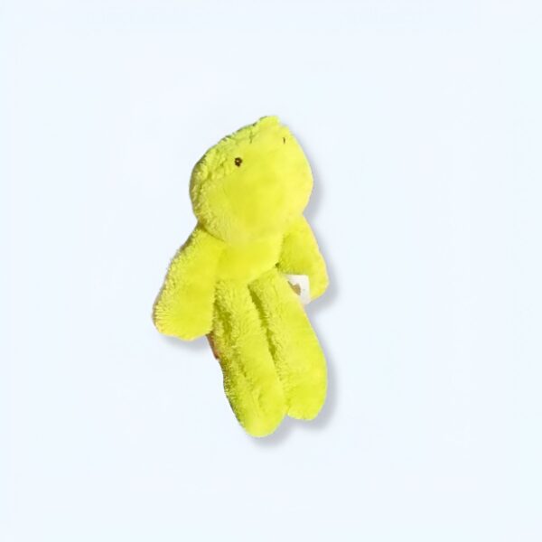 Une grenouille en peluche jaune vif, debout sur un fond blanc.