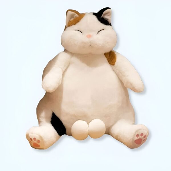 Une grande peluche de chat blanc, noir et orange, avec des pattes roses, assise sur le sol.