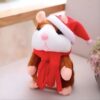 Un hamster en peluche portant un chapeau et une écharpe rouges.