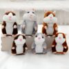 Six adorables peluches de hamster en peluche sur fond blanc. Les hamsters ont des couleurs différentes : gris, brun, blanc et beige.