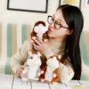 Une jeune femme tenant trois hamsters en peluche qui marchent.