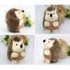 Quatre peluches de hérisson en peluche marron et beige, posées sur un fond blanc. Elles sont disposées en quatre positions différentes.