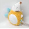 Une peluche de hérisson jaune avec des détails bleus et blancs, avec des lumières étoilées sur son ventre.
