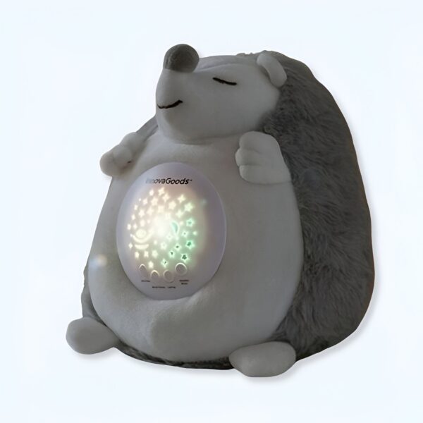 Une veilleuse en forme de hérisson avec des lumières colorées projetant des étoiles et des lunes sur le plafond.