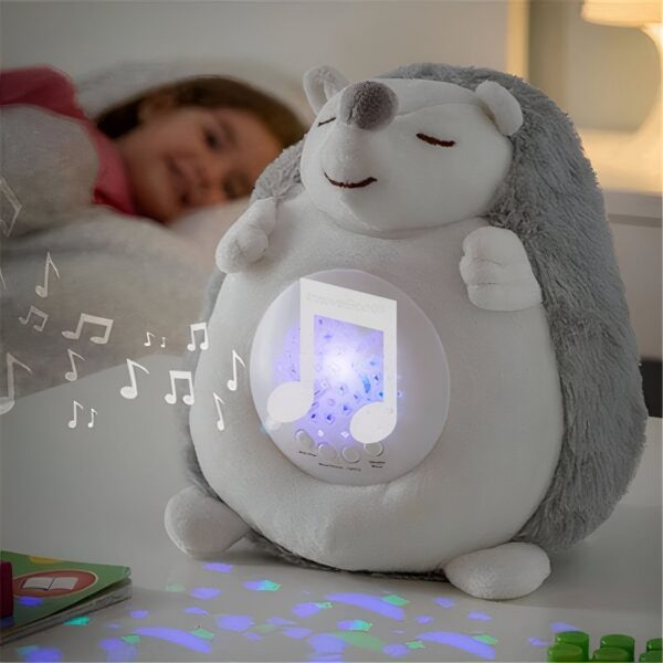 Un hérisson en peluche blanc et gris avec une lumière projetant des étoiles sur le plafond. Il joue de la musique et est un excellent compagnon pour les enfants qui dorment.