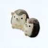 Deux hérissons en peluche sur fond blanc.
