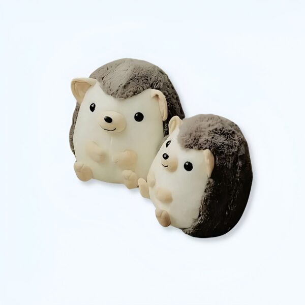 Deux hérissons en peluche sur fond blanc.