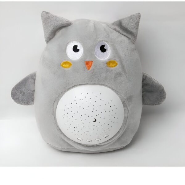 Une peluche hibou grise avec un projecteur de lumière étoilée intégré.