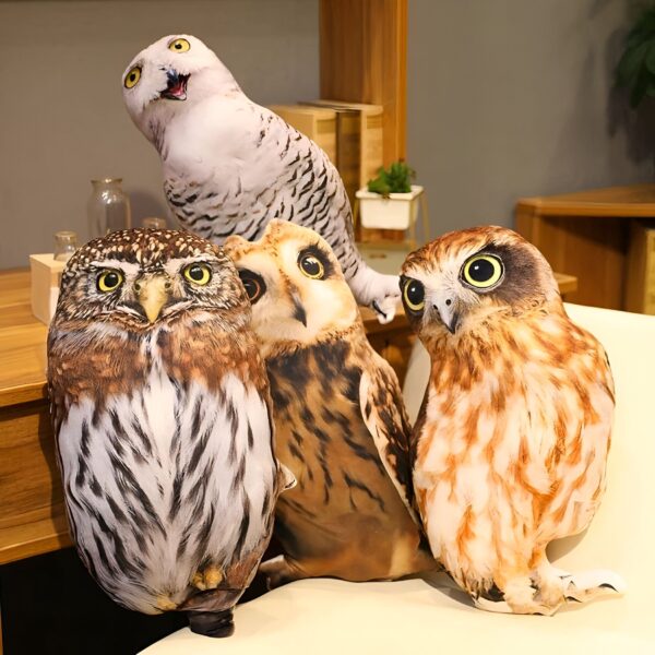 peluche-hibou-marron-et-blanc-50-cm-jouet-enfant-2a-2 Quatre chouettes en peluche, une blanche, une brune et deux marrons, posées sur un canapé.
