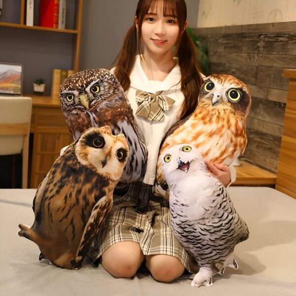 peluche-hibou-marron-et-blanc-50-cm-jouet-enfant-3a-2 Une jeune femme souriante tient quatre peluches hiboux dans ses bras. Deux hiboux sont marrons avec des yeux noirs, un est blanc avec des yeux noirs et le dernier est marron clair avec des yeux jaunes.