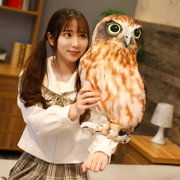 peluche-hibou-marron-et-blanc-50-cm-jouet-enfant-5a-1 Une jeune femme souriante tient un coussin en forme de hibou brun et blanc réaliste.