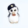 Un adorable pingouin en peluche avec de grands yeux, portant une casquette noire avec une étoile dorée.