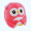 Une peluche rose en forme de hibou avec un nœud rose sur la tête.