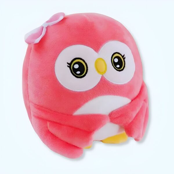Une peluche rose en forme de hibou avec un nœud rose sur la tête.