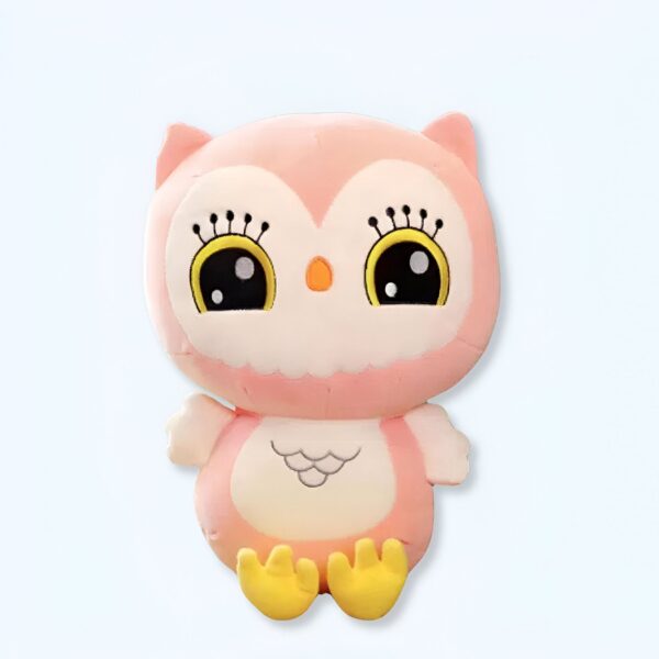 Une chouette en peluche rose avec de grands yeux noirs et des cils jaunes.