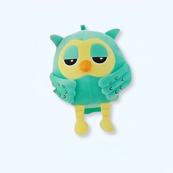 Peluche de hibou vert avec des yeux jaunes et un bec orange.