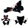 Peluche noire et rouge représentant un monstre avec des yeux blancs, une bouche ouverte et des griffes. Le monstre est présenté sous différents angles.