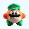 peluche-kirby-deguise-en-luigi-doudou-kawaii-personnage-de-jeu-video-1a-4 Peluche de Waddle Dee, un personnage de la série de jeux vidéo Kirby, portant une casquette verte avec la lettre L brodée sur le devant.