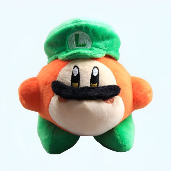 Peluche de Waddle Dee, un personnage de la série de jeux vidéo Kirby, portant une casquette verte avec la lettre L brodée sur le devant.