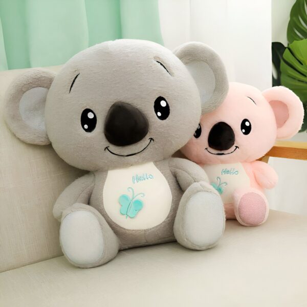 Deux adorables peluches koala, l'une grise et l'autre rose, souriant et tenant un papillon bleu.