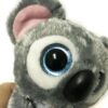 Gros plan sur l'oeil d'une peluche de koala gris avec des yeux bleus scintillants.
