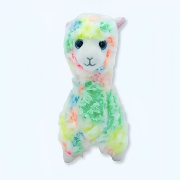 Peluche de lama coloré avec des yeux bleus, du rose et du vert.