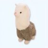 Peluche de lama en peluche blanc et marron clair debout sur un fond blanc.