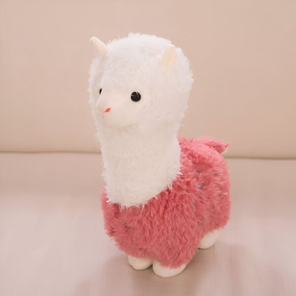 Peluche lama blanc avec un manteau rose.
