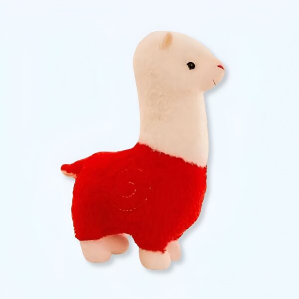 Peluche lama portant une robe rouge.