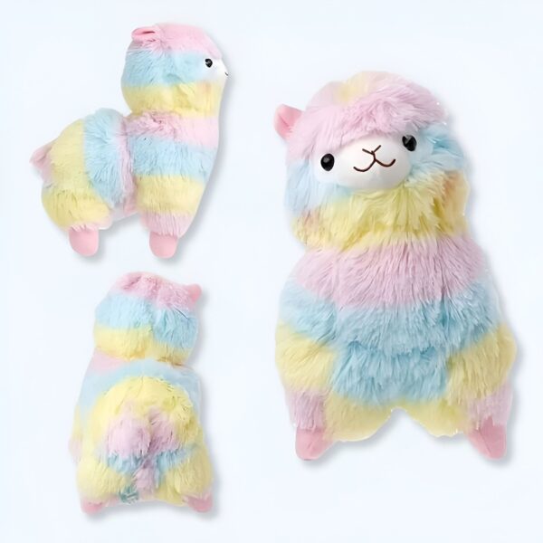 Peluche lama en fourrure rose, jaune et bleue, vue de face, de dos et de profil.