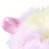 Une oreille rose et moelleuse d'une licorne en peluche, avec des crins doux et multicolores.