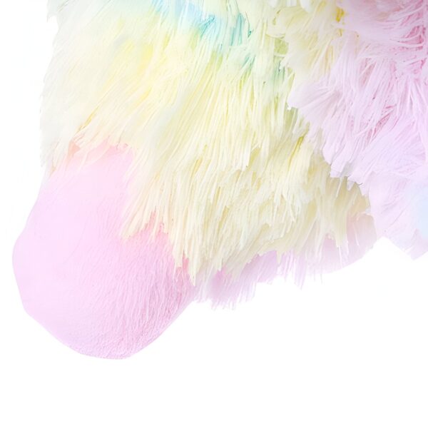 Gros plan sur la fourrure rose et jaune d'une peluche. La fourrure est douce et pelucheuse.