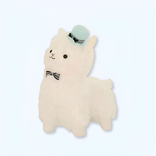 peluche-lama-bleu-chapeau-noeud-papillon-jouet-enfant-1a Peluche de lama blanc portant un chapeau bleu et un nœud papillon noir et blanc.