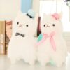 peluche-lama-bleu-chapeau-noeud-papillon-jouet-enfant-2a Deux peluches de lama blanches, l'une avec un chapeau bleu et un nœud noir, l'autre avec un nœud rose.