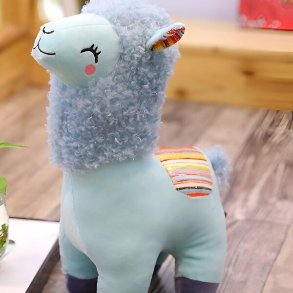 Peluche de lama bleu avec une crinière moelleuse et un dos décoré de rayures colorées.