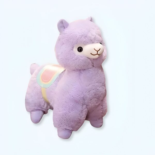 peluche-lama-violet-avec-selle-arc-en-ciel-jouet-en-peluche-doux-pour-enfants-1a Peluche de lama violet avec un arc-en-ciel sur le dos.