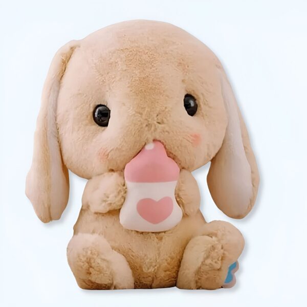 Un lapin en peluche beige avec de grandes oreilles tient un biberon rose et blanc.